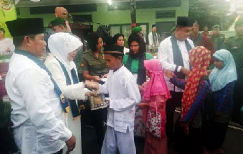 Pangdam I/BB dan Danrem 031/Wirabima Santuni Anak Yatim Piatu di Pekanbaru