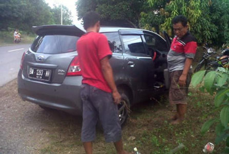 Pecah Ban, Mini Bus Nyaris Seruduk Rumah Warga