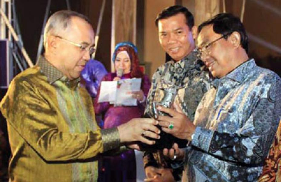 Peduli Kelapa Rakyat, Bupati HM Wardan Terima Penghargaan Pro Otonomi Award
