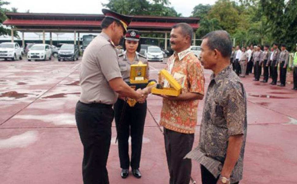 Polres Inhu Gelar Upacara Bendera dan Serahkan Plakat Kepada 3 Pensiunan Polisi