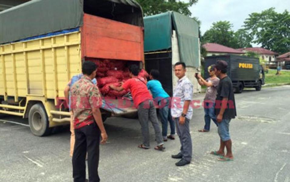 Polres Pelalawan Amankan 12 Ton Bawang Merah Ilegal