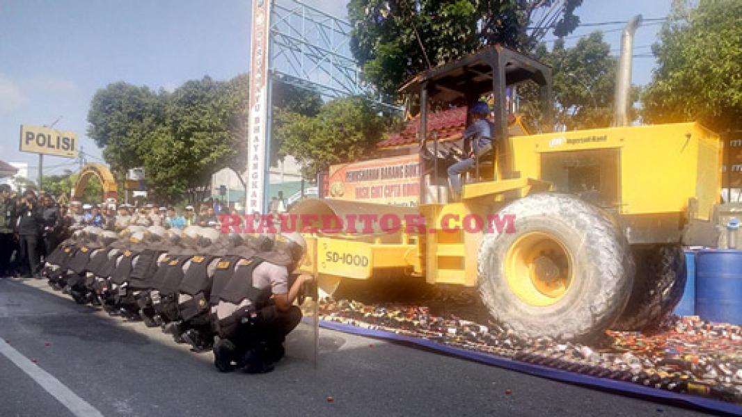 Polresta Pekanbaru Musnahkan Ribuan Botol Minuman Beralkohol Oplosan