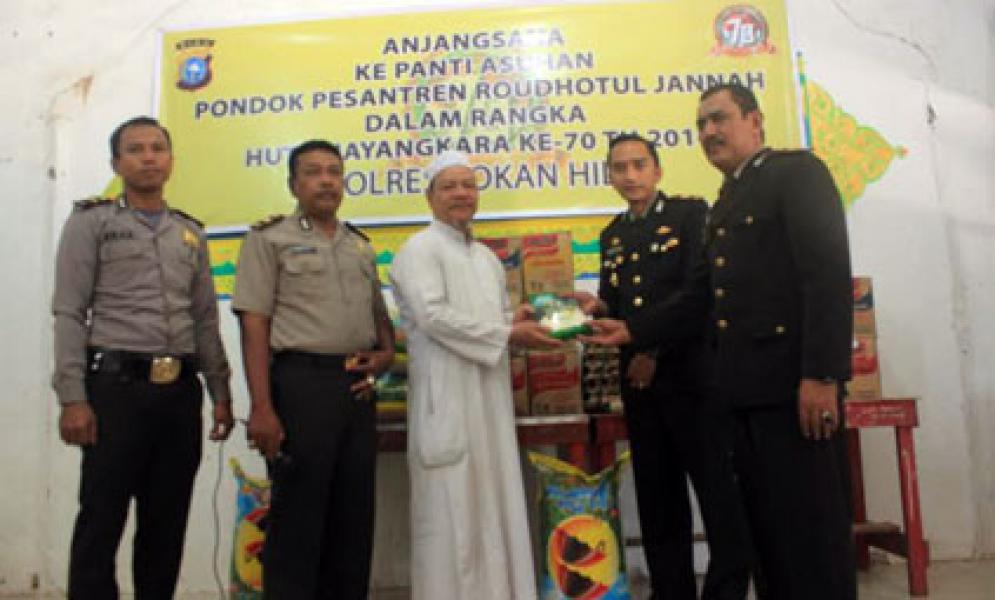 Polsek Bangko Berbagi Sembako Ke Pondok Pesantren Roudhatul Jannah