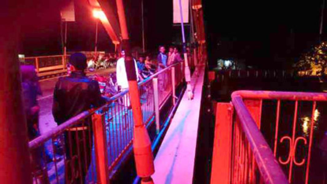 Pria Mabuk Nekat Terjun Dari Jembatan Trio Amanah Rengat