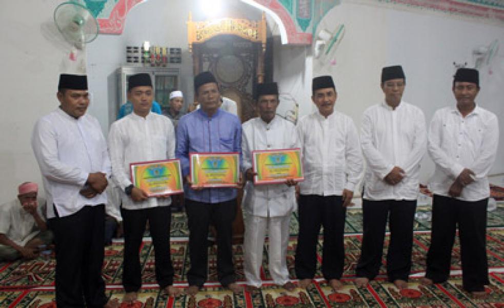 Tim Safari Ramadan Pemkab Rohil Serahkan 250 Juta Untuk Masjid di Kubu