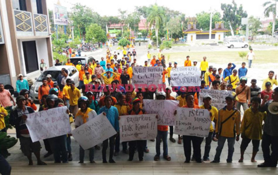 Tuntut Tanggung Jawab Kadis DKP, Buruh Sampah Serbu Kantor DPRD Kota Pekanbaru