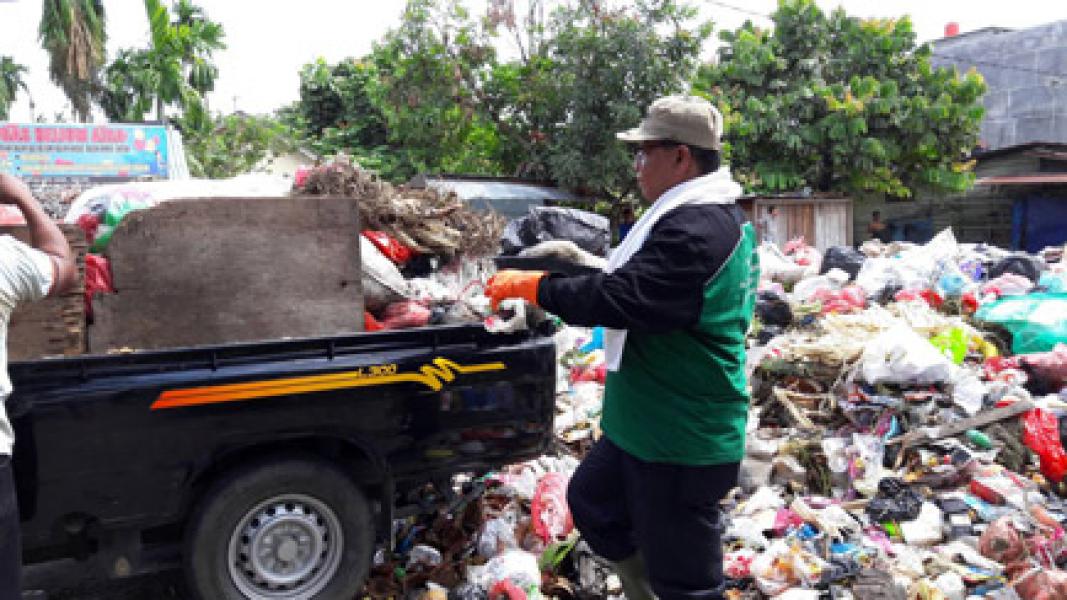 Zaidir Bergerak Angkut Sampah Pakai Pick Up