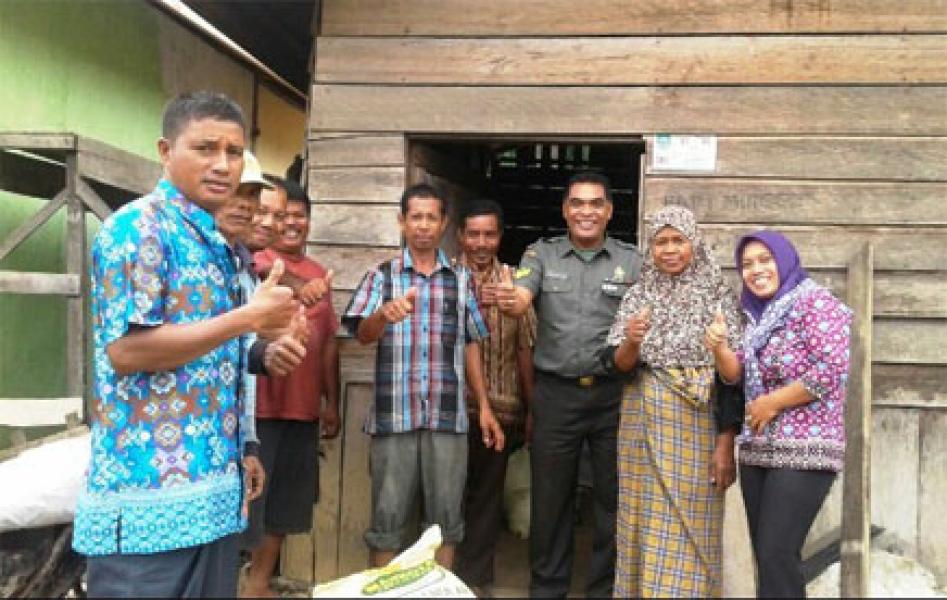 Babinsa Koramil 02 Rambah Bantu Petani Dalam Pembagian Pupuk 