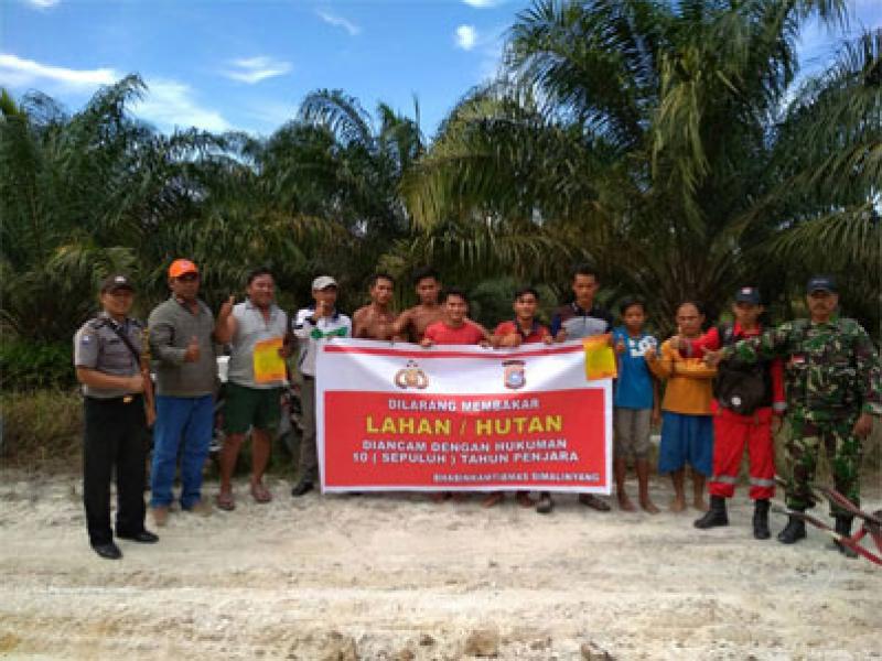 Babinsa Koramil 05/Kampar Kiri Aktifkan Patroli Karhutla Terpadu Bersama Bhabinkamtibmas