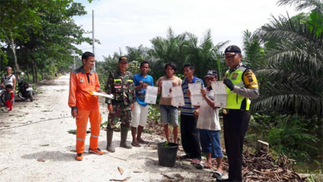 Babinsa Koramil 06/Siak Hulu Laksanakan Patroli Karlahut Bersama Babinkamtibmas Dan Manggala Agni