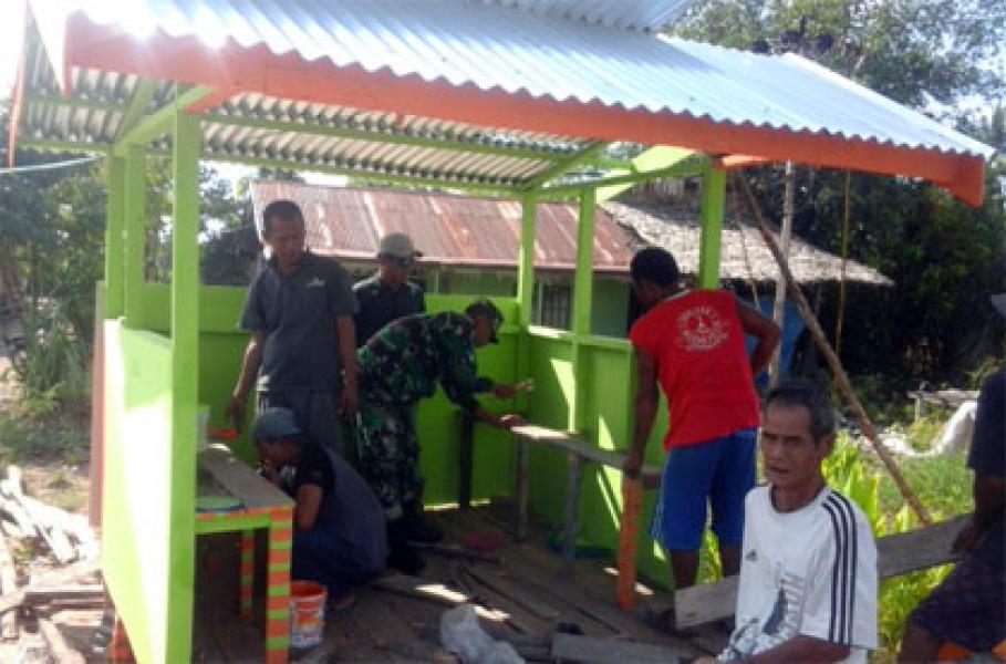 Dekat Dengan Masyarakat, Babinsa Tempuling Bantu Bangun Pos Kamling