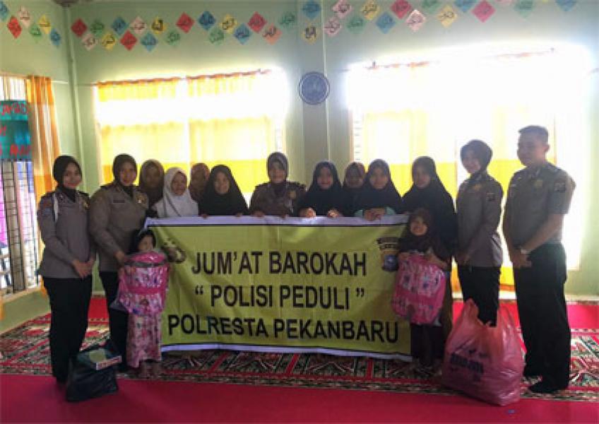 Jumat Barokah Polresta Pekanbaru Berikan Perlengkapan Sekolah ke Panti Asuhan