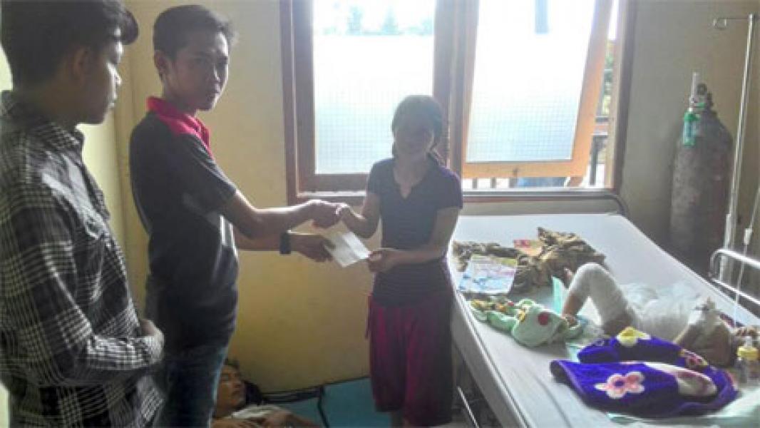 Jurnalis Inhil Santuni Bocah Korban Luka Bakar di RSUD Puri Husada 