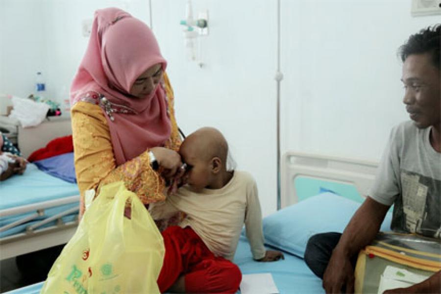 Ketua K3S Inhil Jenguk Pasien Tumor Mata di RSUD Arifin Achmad