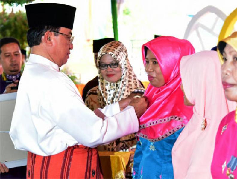 Milad Inhil Ke 52, Bupati Wardan Serahkan Lencana Sri Gemilang Award 2017 