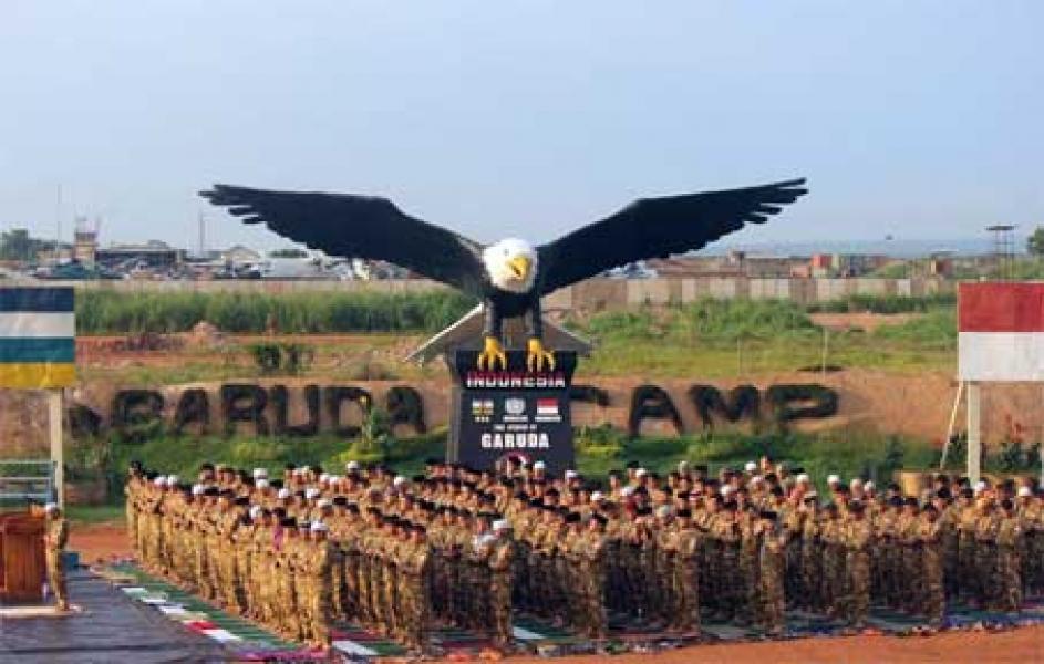 Personel Satgas Kizi TNI Menggelar Sholat Idul Fitri di Afrika 