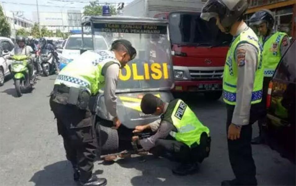 Polisi Berjibaku Bersihkan Ranjau Paku