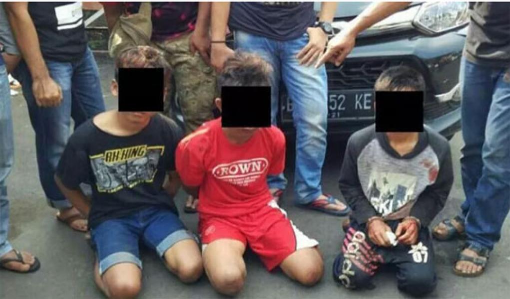 Sadis, Tiga Pelajar Aniaya Pengemudi Mobil hingga Tewas