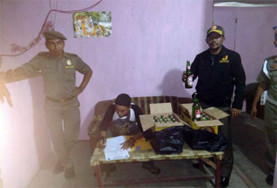 Satpol PP Pelalawan Sita 2 Kardus Miras Dari Kafe Jalan Lingkar 