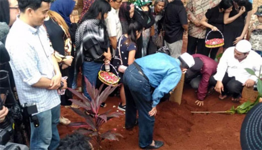 Yana Zein Akhirnya Istirahat Dalam Damai Sebagai Muslim