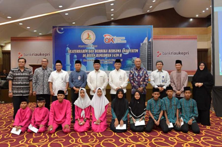 Gelar Buka Bersama, FKIJK Riau Santuni 100 Anak Yatim
