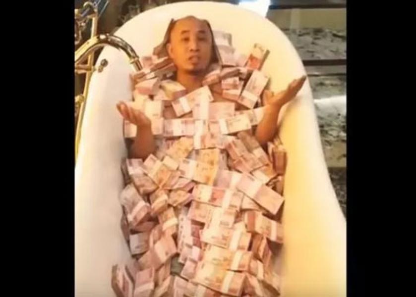 Ingin Nangis, Pria Ini Ungkap Rasanya Berendam Berisi Gepokan Rp100 Ribu di Bak Mandi