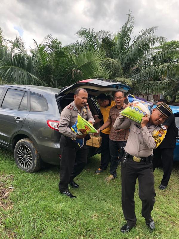 Jumat Barokah, Polsek Payung Sekaki Sambangi Rumah Janda Tukang Urut