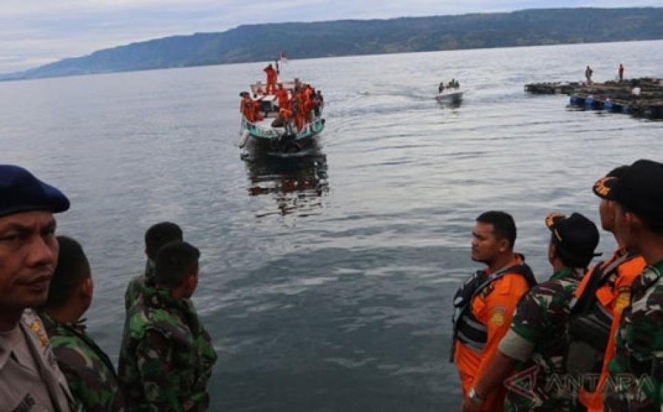 Ketika Orangtua Korban Menangis Lihat Daftar Penumpang KM Sinar Bangun