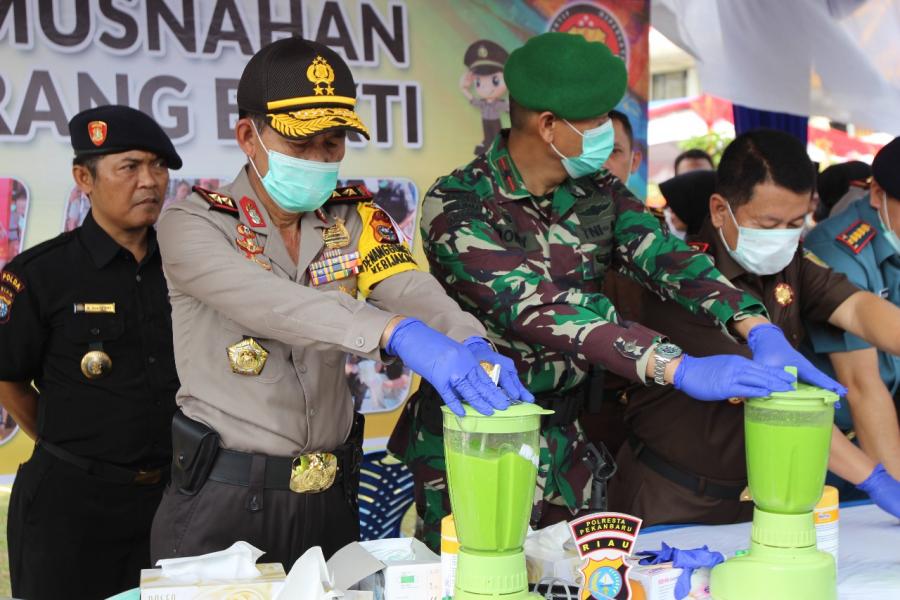 Polda Riau Musnahkan Puluhan Kilo Sabu, Puluhan Ribu Ekstasi dan Ribuan Botol Miras