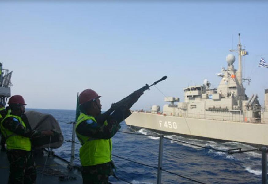 Prajurit Satgas MTF TNI Latihan Mailbag Transfer Dengan Angkatan Laut Yunani