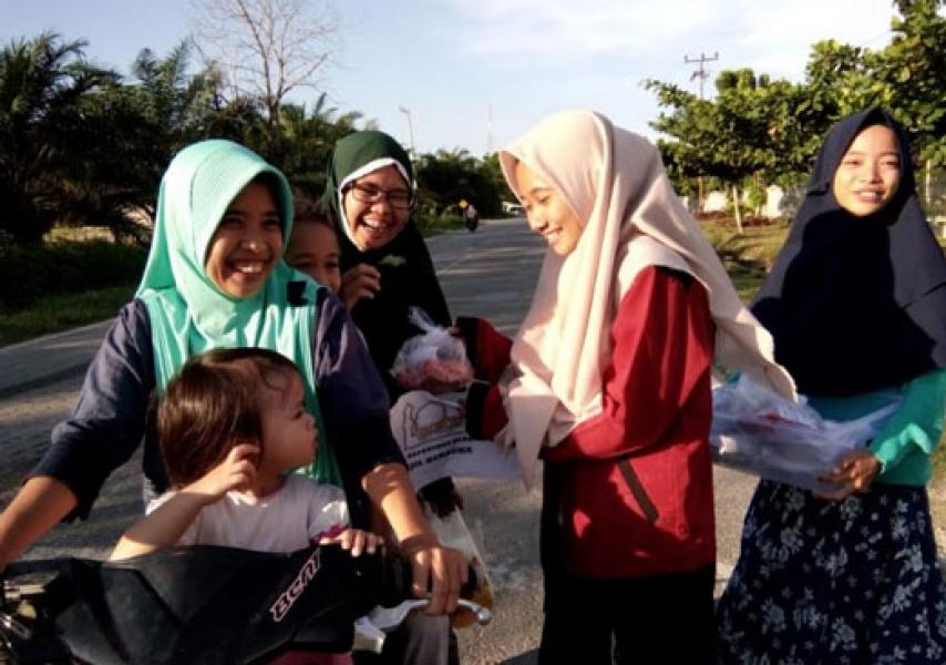 Rohis SMA Negeri 1 Kepenuhan Bagi-Bagi Takjil Kepada Pengguna Jalan