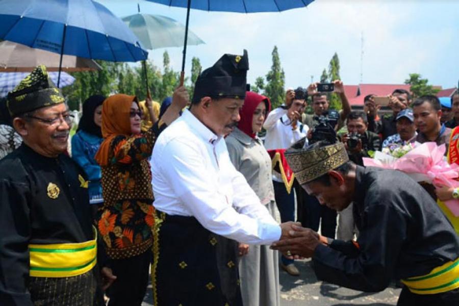 Safari Ramadhan Di Siak, Pangdam I/Bukit Barisan Dipasangkan Tanjak