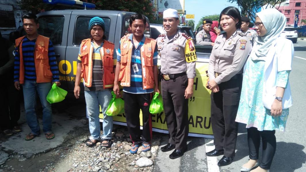 Tim Jumat Barokah Polresta Pekanbaru Sambangi Tukang Parkir