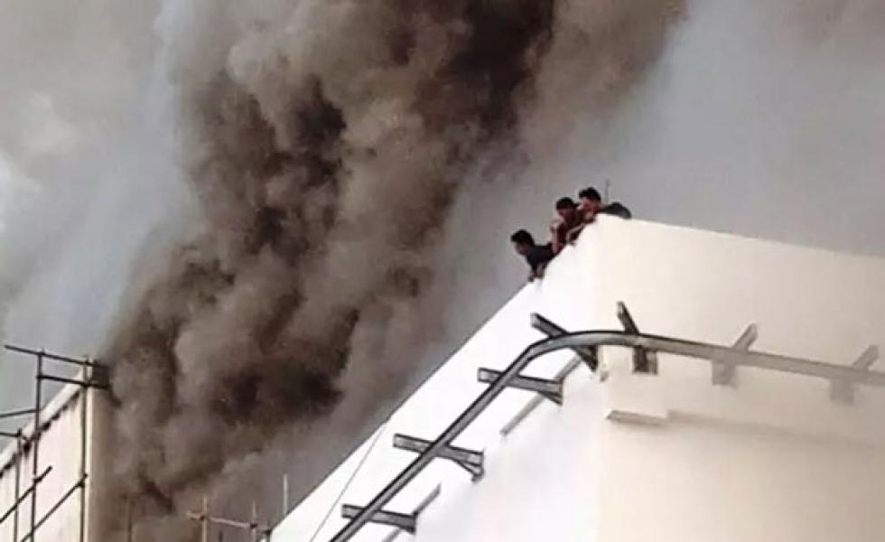 Video Pekerja Terjebak di Atap Gedung saat Kebakaran PRJ