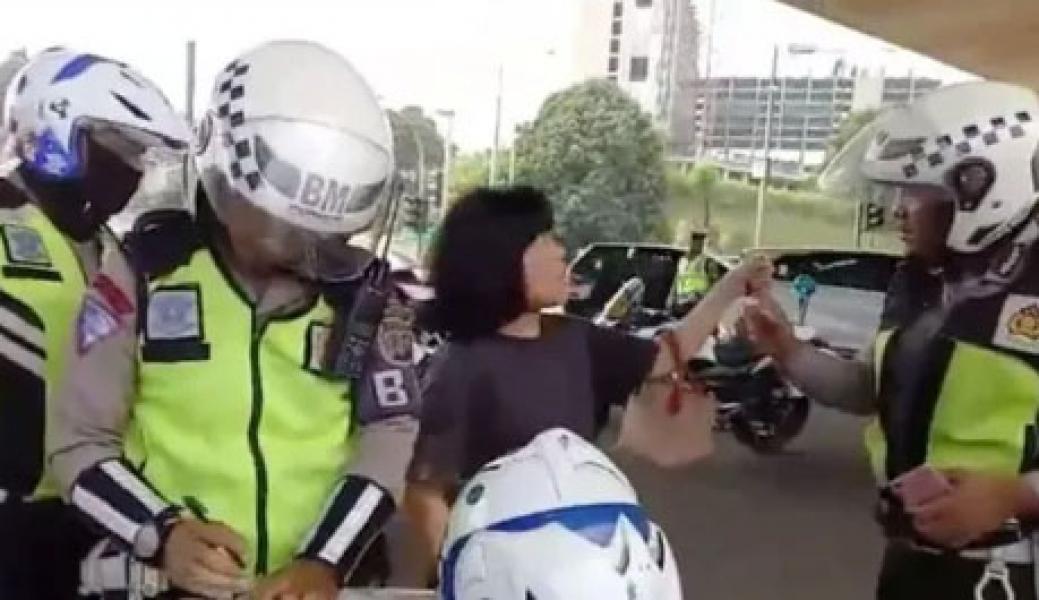 Video Viral Wanita Marah-Marah Ditilang, Polisi: Biarin Aja