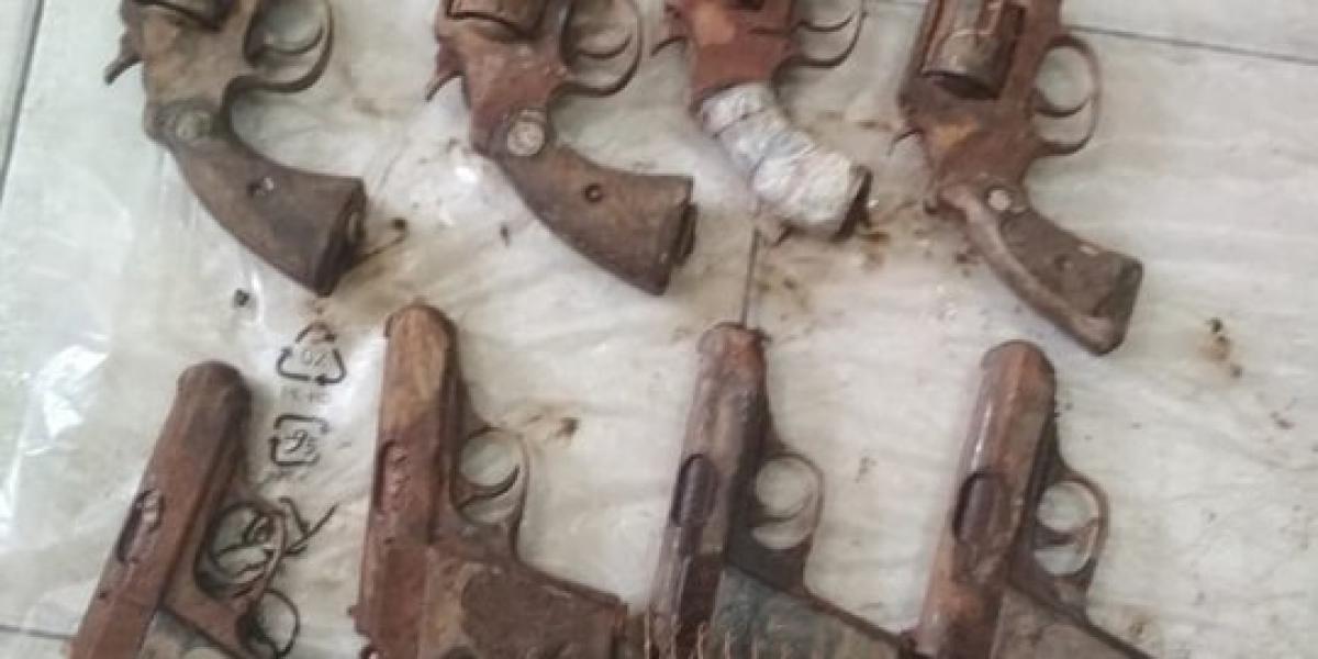 Warga Pekanbaru Temukan 11 Pucuk Pistol dan Ratusan Peluru Aktif di Sungai
