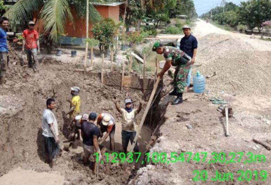 Babinsa Koramil 14/Kepenuhan Bantu warga Membuat Box Culvert Jalan Desa