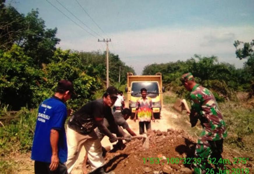 Babinsa Koramil 14/Kepenuhan Bersama Warga Timbun Jalan Berlubang Dalam Rangka TMMD Ke-105
