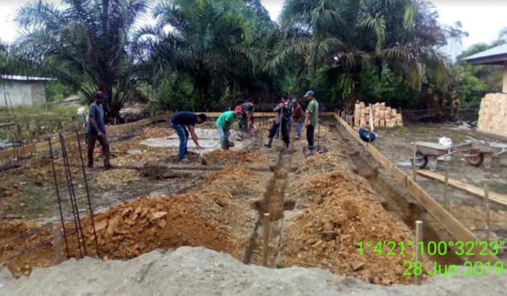Babinsa Koramil 14/Kepenuhan Goro Bersama Warga Bangun Gedung Taman Pendidikan Al Qur�an