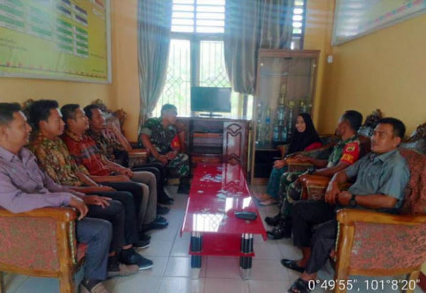 Babinsa Koramil 16/Tapung Laksanakan Anjangsana Dengan Pemerintah Desa Tapung Makmur