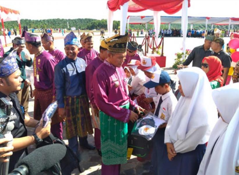 Disdik Pekanbaru Bagikan Seribu Paket Perlengkapan Sekolah