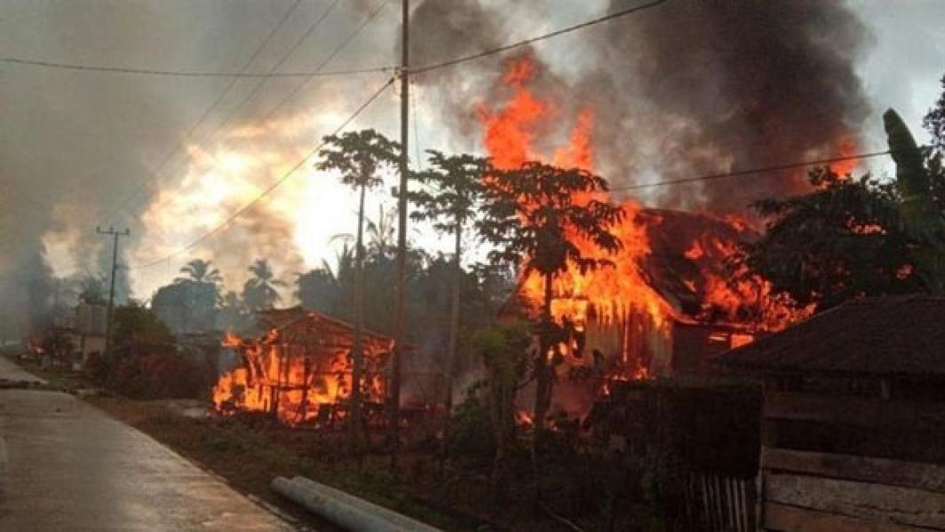 Gubernur Sultra Janji Bangun Rumah Warga Buton yang Dibakar