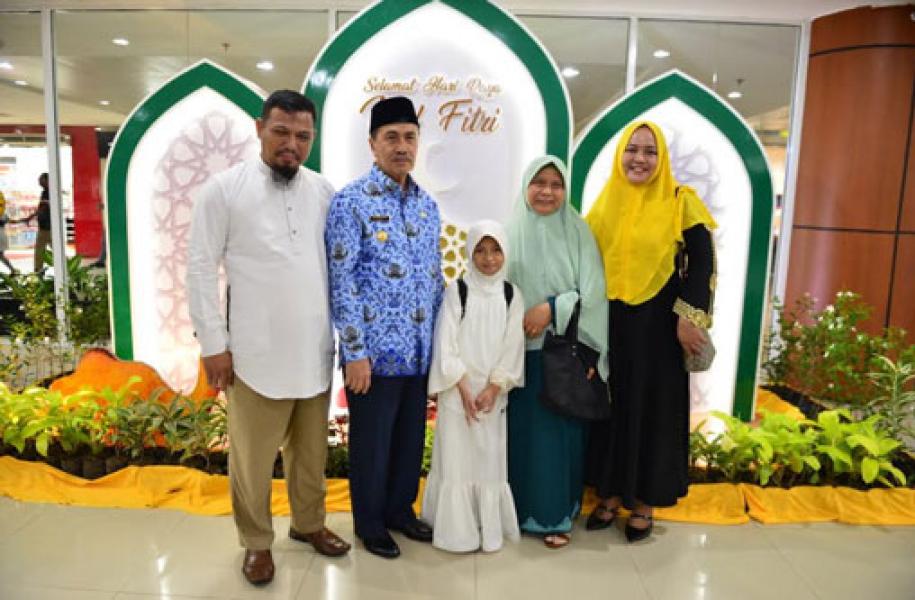 Gubri Sambut Haru Qori Cilik Asal Bengkalis di Bandara SSK II