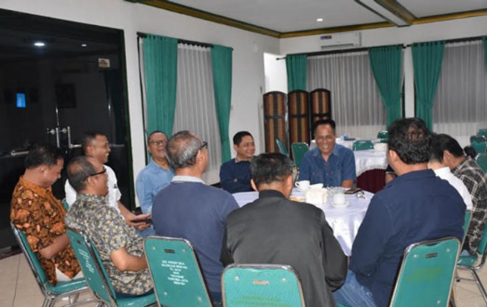 Pangdam V/Brawijaya dan Danrem Bhaskara Jaya Cangkruk Bareng Jurnalis   