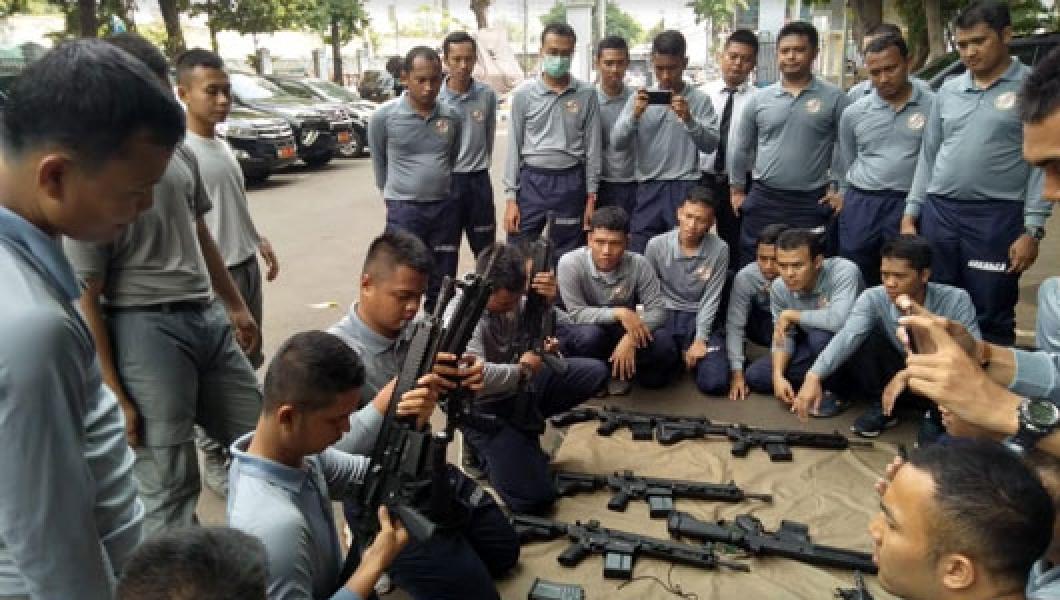 Personel Indonesian Coast Guard Berlatih Bongkar Pasang Senjata