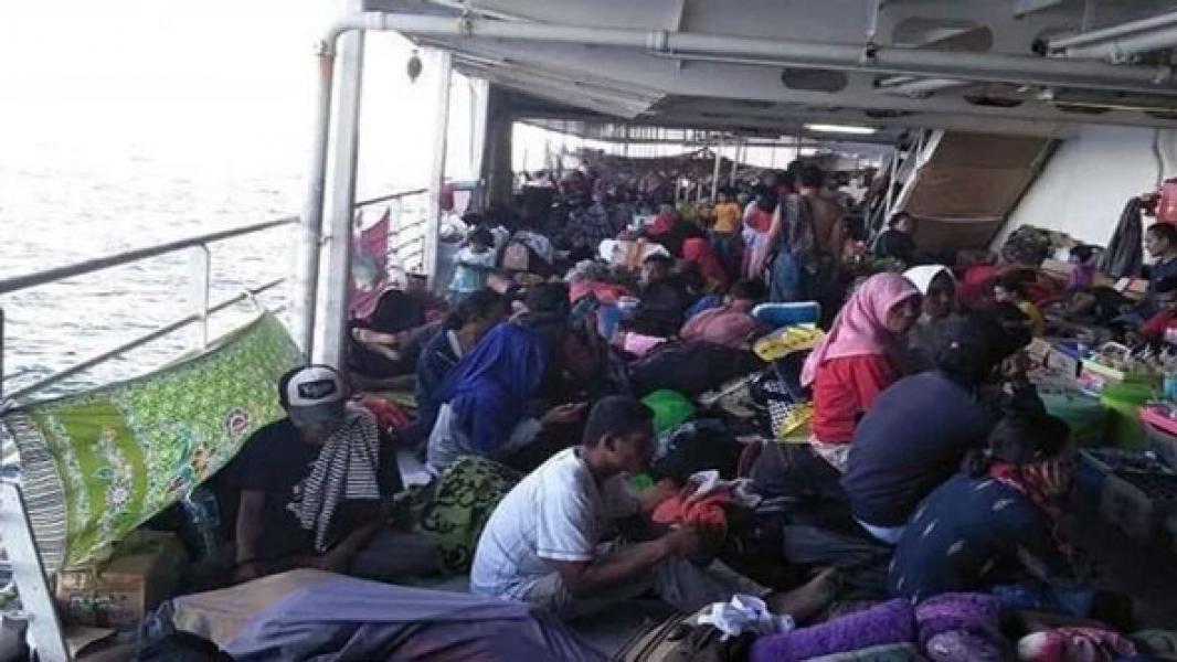 Pesawat Mahal, Buritan Kapal Jadi Sandaran