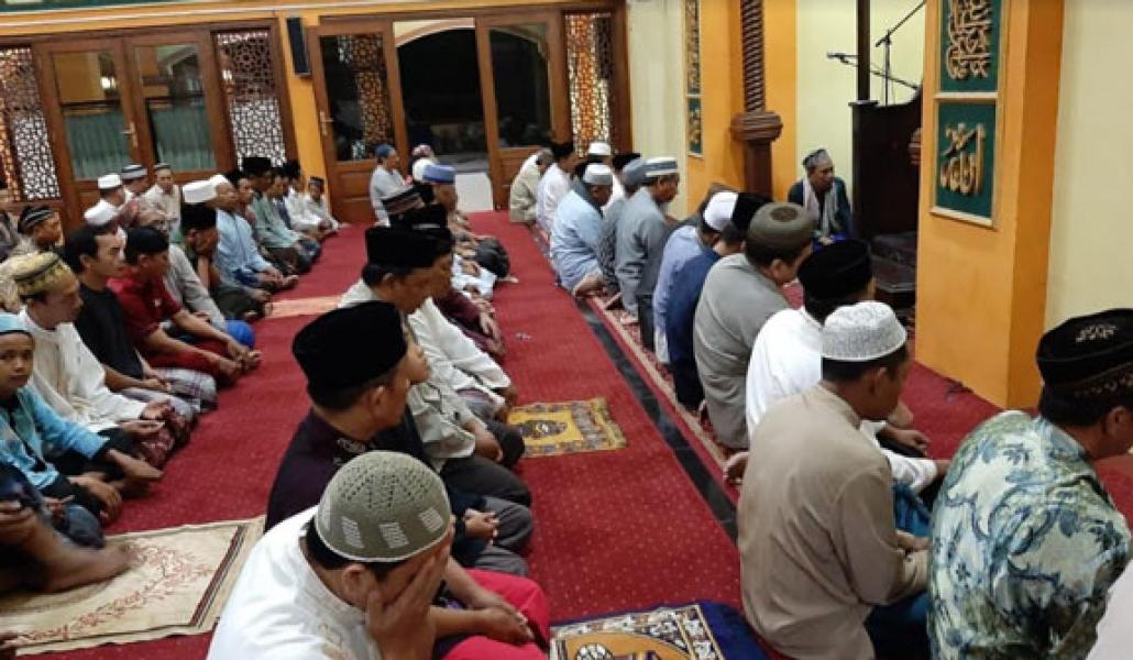 Shalat Tahajud Berjama�ah, Kodim 0831/Surabaya Timur Wujudkan Sinergitas TNI dan Rakyat