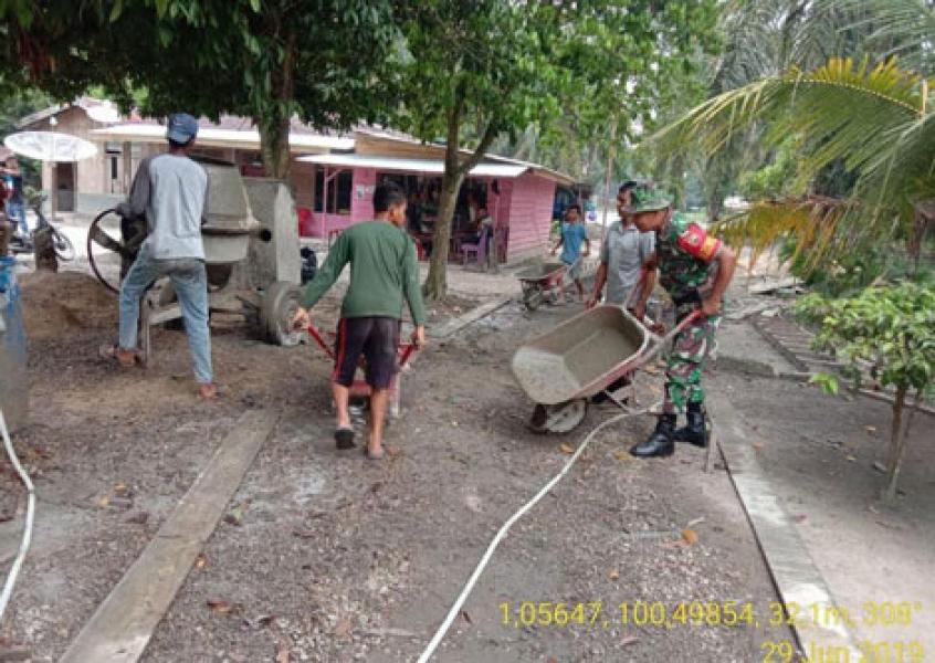 TMMD ke-105, Babinsa Koramil 14/Kepenuhan Laksanakan Karya Bhakti Bangun Jalan