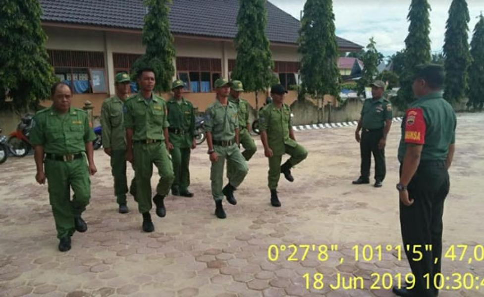 Tingkatkan Disiplin, Babinsa Koramil 1 Bangkinang Melatih Linmas Pbb Dan Wasbang