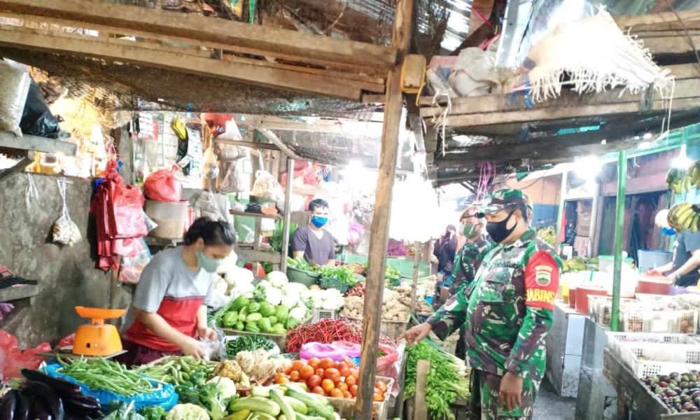 Antisipasi Transmisi Lokal, Babinsa Koramil 03/Bunut Himbau Masyarakat di Pasar 
